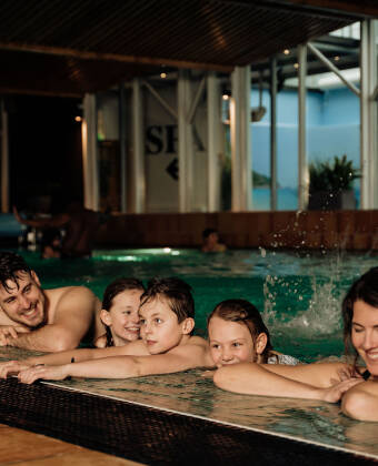 Hotellets innbydende spa-avdeling tilbyr svømmebasseng, boblebad, badstu, olje/urtebad og solterapi
