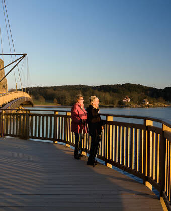 Gå en tur langs den vakre strandpromenaden til Uddevalla sentrum