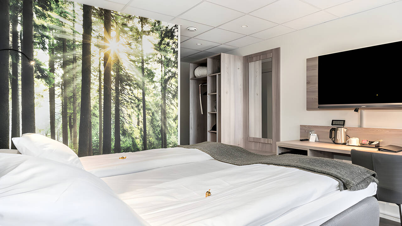 Alle Zimmer verfügen über ein Bad mit Haartrockner, neue bequeme Betten, einen 42-Zoll-LED-TV, Wasserkocher, Telefon und Minibar.