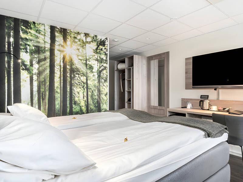 Alle Zimmer verfügen über ein Bad mit Haartrockner, neue bequeme Betten, einen 42-Zoll-LED-TV, Wasserkocher, Telefon und Minibar.