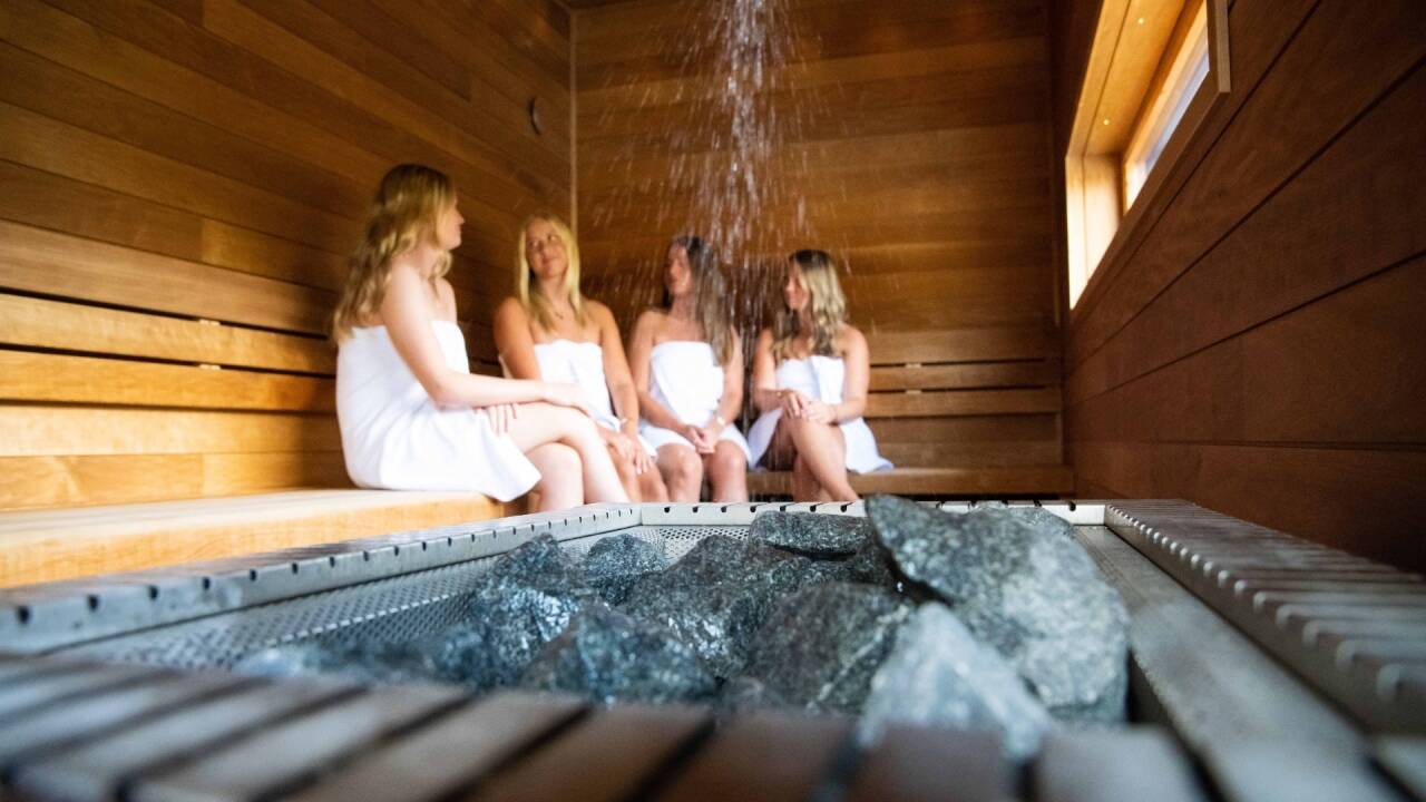 I hjertet af hotellet ligger det hyggelige afslapningsområde med udendørs swimmingpool, sauna og jacuzzi.