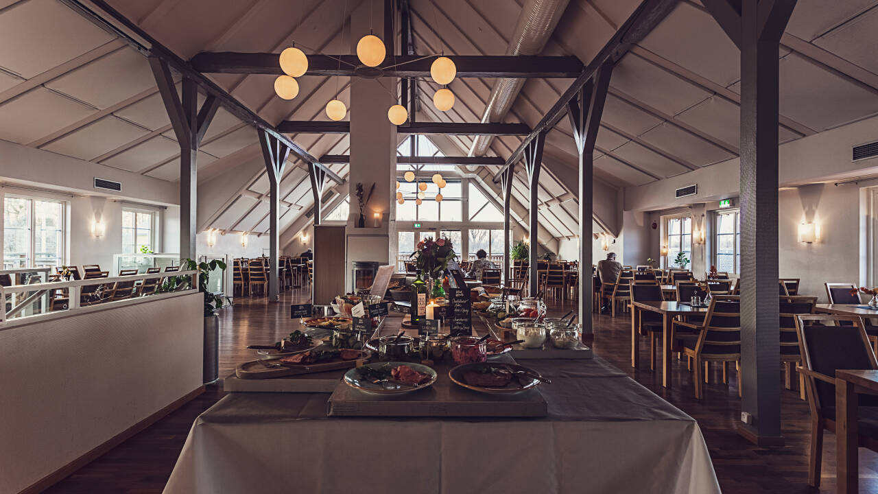 Hotellet har en dejlig restaurant, hvor I kan få god mad direkte fra Smålands forrådskammer.