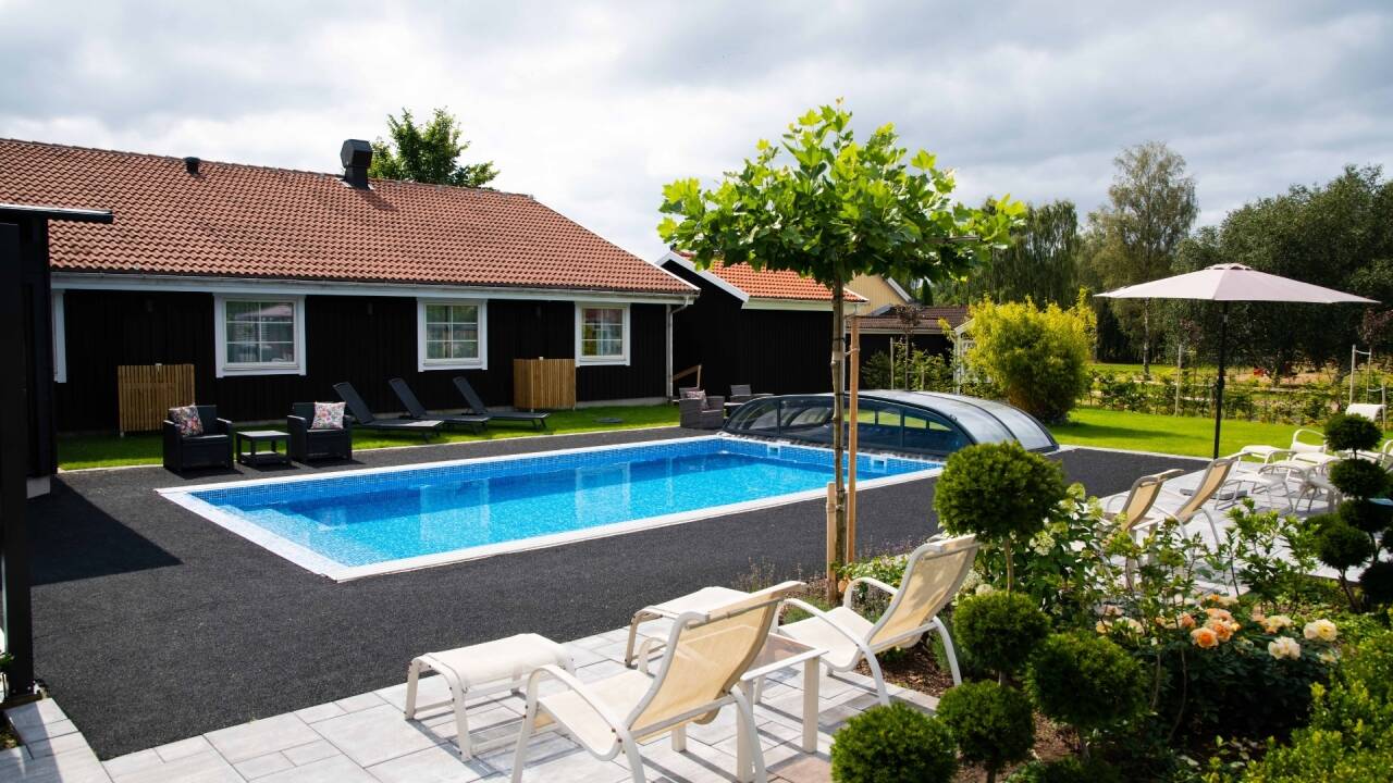 Den udendørs pool måler 5x10 meter og opvarmes til ca. 25 grader.