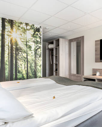 Alle Zimmer verfügen über ein Bad mit Haartrockner, neue bequeme Betten, einen 42-Zoll-LED-TV, Wasserkocher, Telefon und Minibar.