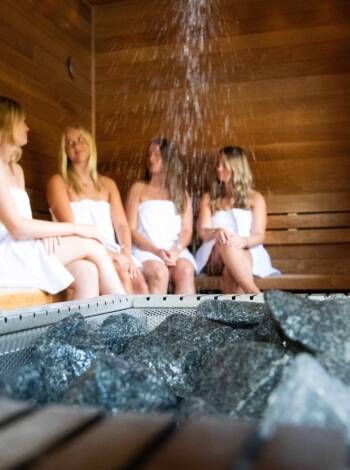 I hjärtat av hotelldelen hittar ni den trevliga relaxavdelningen med utomhuspool, bastu och jacuzzi