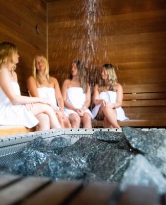 I hjertet af hotellet ligger det hyggelige afslapningsområde med udendørs swimmingpool, sauna og jacuzzi.