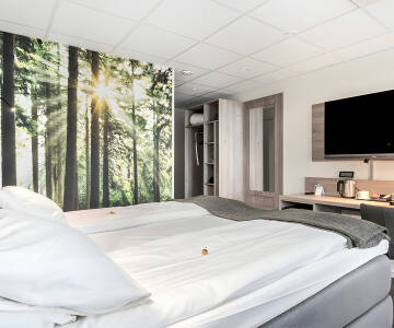 Alla rum ligger på marknivå och är omgivna av ett grönområde