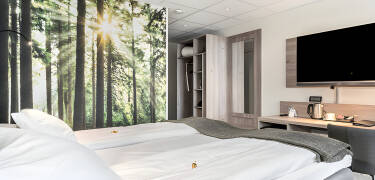 Alle Zimmer verfügen über ein Bad mit Haartrockner, neue bequeme Betten, einen 42-Zoll-LED-TV, Wasserkocher, Telefon und Minibar.