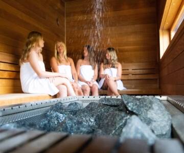 I hjertet af hotellet ligger det hyggelige afslapningsområde med udendørs swimmingpool, sauna og jacuzzi.