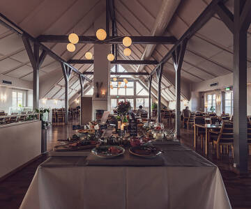 Hotellet har en dejlig restaurant, hvor I kan få god mad direkte fra Smålands forrådskammer.