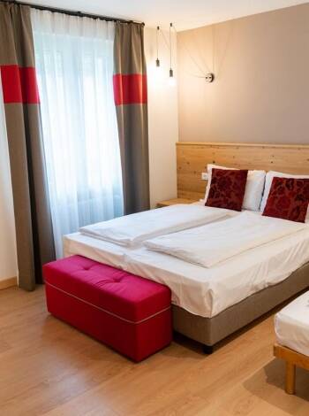Hotellet har fået nye lejligheder, indrettet med lyst træ og naturens elementer.