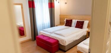 Hotellet har fått nye leiligheter innredet med lyst tre og innslag av natur.