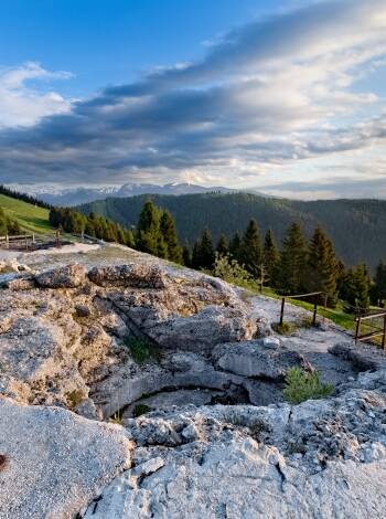 Das Hotel liegt in der wunderschönen Bergnatur und in der Nähe von spannenden Ausflugszielen.