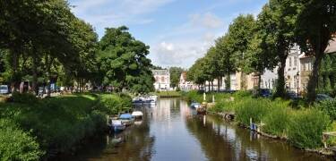 De mange kanaler i Friedrichstadt skaber en helt speciel by, hvor I også kan tage en kanalrundfart.