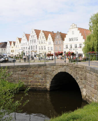 Oplev de mange flotte bygninger, og den dejlige atmosfære i byen.