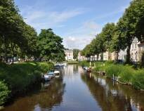 Friedrichstadts många kanaler skapar en alldeles speciell stad där ni kan åka en tur på vattnet.