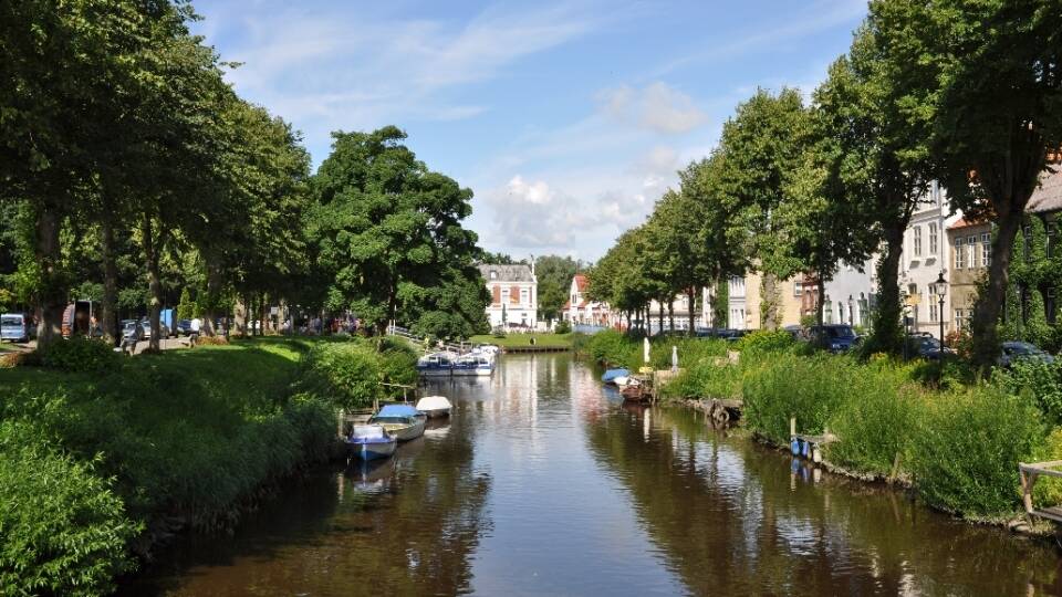 Friedrichstadts många kanaler skapar en alldeles speciell stad där ni kan åka en tur på vattnet.