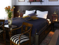 Nyt en komfortabel base og god nattesøvn på hotellets koselige og elegante rom.
