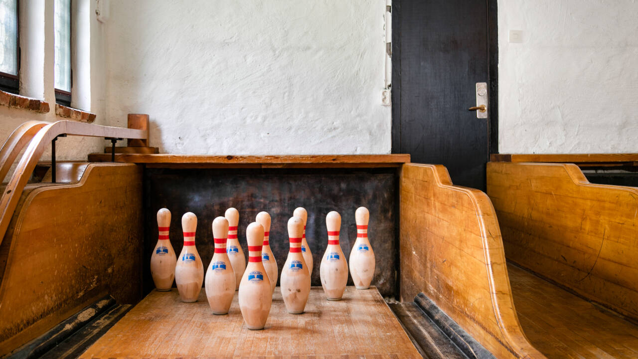 Bowlingbanen fra 1930'erne er en af ​​Sveriges ældste og det er stadigvæk de originale baner, kegler og bowlingkugler der benyttes.