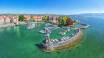 Friedrichshafen ist eine gemütliche Stadt in fantastischer Lage am Bodensee und einer tollen Aussicht auf die imposanten Alpen.