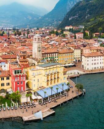 Hotel Portici ligger i det historiske centrum af Riva del Garda nær Gardasøen.