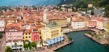 Hotel Portici ligger i det historiske centrum af Riva del Garda nær Gardasøen.