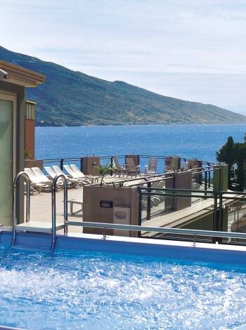 Auf der Dachterrasse können Sie den kleinen Pool mit Whirlpool und Blick auf den Gardasee nutzen.
