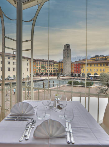 Das Hotel genießt eine großartige Lage mit Blick auf den Gardasee, direkt am Platz von Riva del Garda.