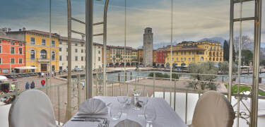 Hotellet har ett strålande läge med utsikt över Gardasjön vid torget i Riva del Garda.