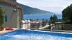 På hotellets tagterrasse på 3. sal kan I benytte den lille pool med jacuzzi og udsigt over Gardasøen.
