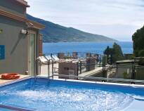 På hotellets tagterrasse på 3. sal kan I benytte den lille pool med jacuzzi og udsigt over Gardasøen.