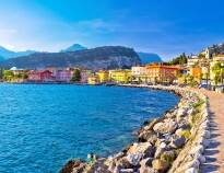 Riva del Garda liegt am nördlichen Ende des Gardasees. Hier können Sie die herrliche Umgebung genießen und am Seeufer entlangspazieren.
