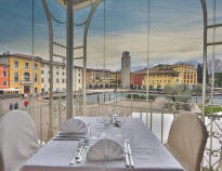 Hotellet har en fantastisk beliggenhed med udsigt til Gardasøen lige ved torvet i Riva del Garda
