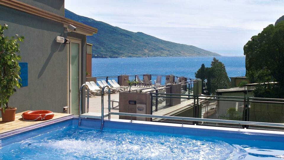 Auf der Dachterrasse können Sie den kleinen Pool mit Whirlpool und Blick auf den Gardasee nutzen.