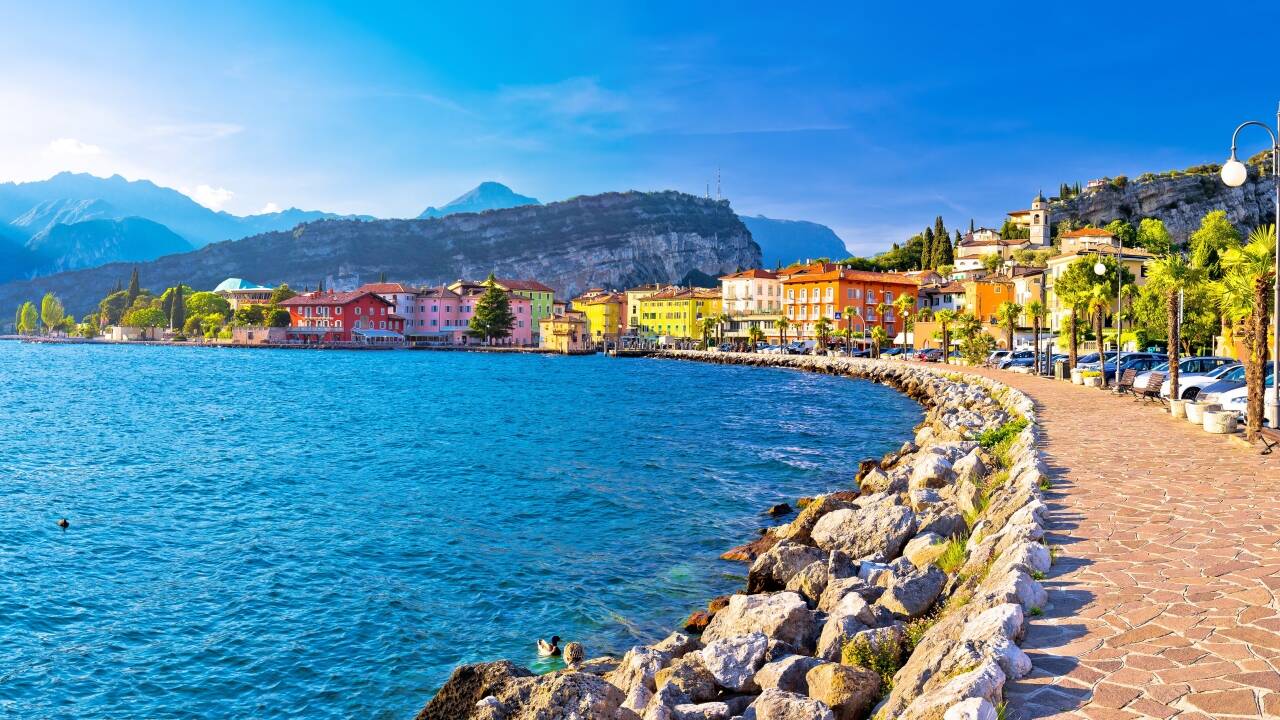 Riva del Garda ligger i den nordlige ende af Gardasøen og her kan I rigtig nyde de smukke omgivelser på en gåtur langs søbredden