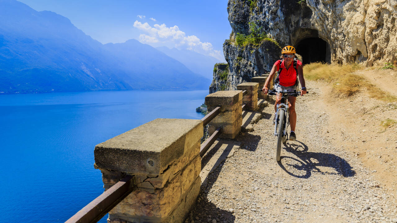 Den nordlige del af Gardasøen er præget af bjerge og er en meget populær cykeldestination