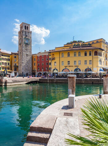 Hotel Sole har en helt fantastisk beliggenhed lige ned til Gardasøen i den hyggelige norditalienske by Riva del Garda.