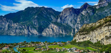 Die Gegend rund um den Gardasee hat viel zu bieten, z.B. Bootsfahrten, Strände, bezaubernde Landschaften und historische Burgen.