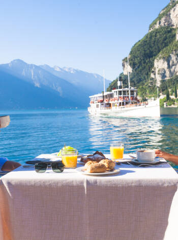 Nyd en kop kaffe og tag den fantastiske udsigt ind på hotellets hyggelige terrasse.