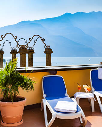 On the hotel's rooftop terrace, you can enjoy a drink in the sun and the beautiful view of Lake Garda.