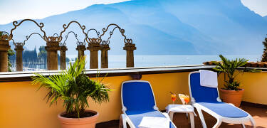 Auf der Dachterrasse können Sie in der Sonne einen Drink und dazu den wunderschönen Blick auf den Gardasee geniessen.