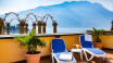 På hotellets tagterrasse kan I nyde en drink i solen og den flotte udsigt over Gardasøen