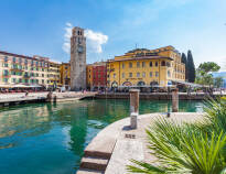 Hotel Sole har en helt fantastisk beliggenhed lige ned til Gardasøen i den hyggelige norditalienske by Riva del Garda.