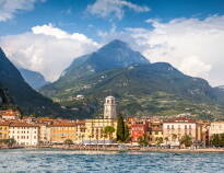 Gå på opdagelse i den smukke og charmerende havneby, Riva del Garda.
