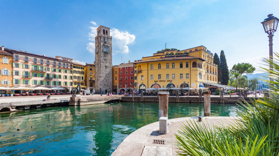 Das Hotel Sole genießt eine fantastische Lage am Gardasee in der gemütlichen norditalienischen Stadt Riva del Garda.