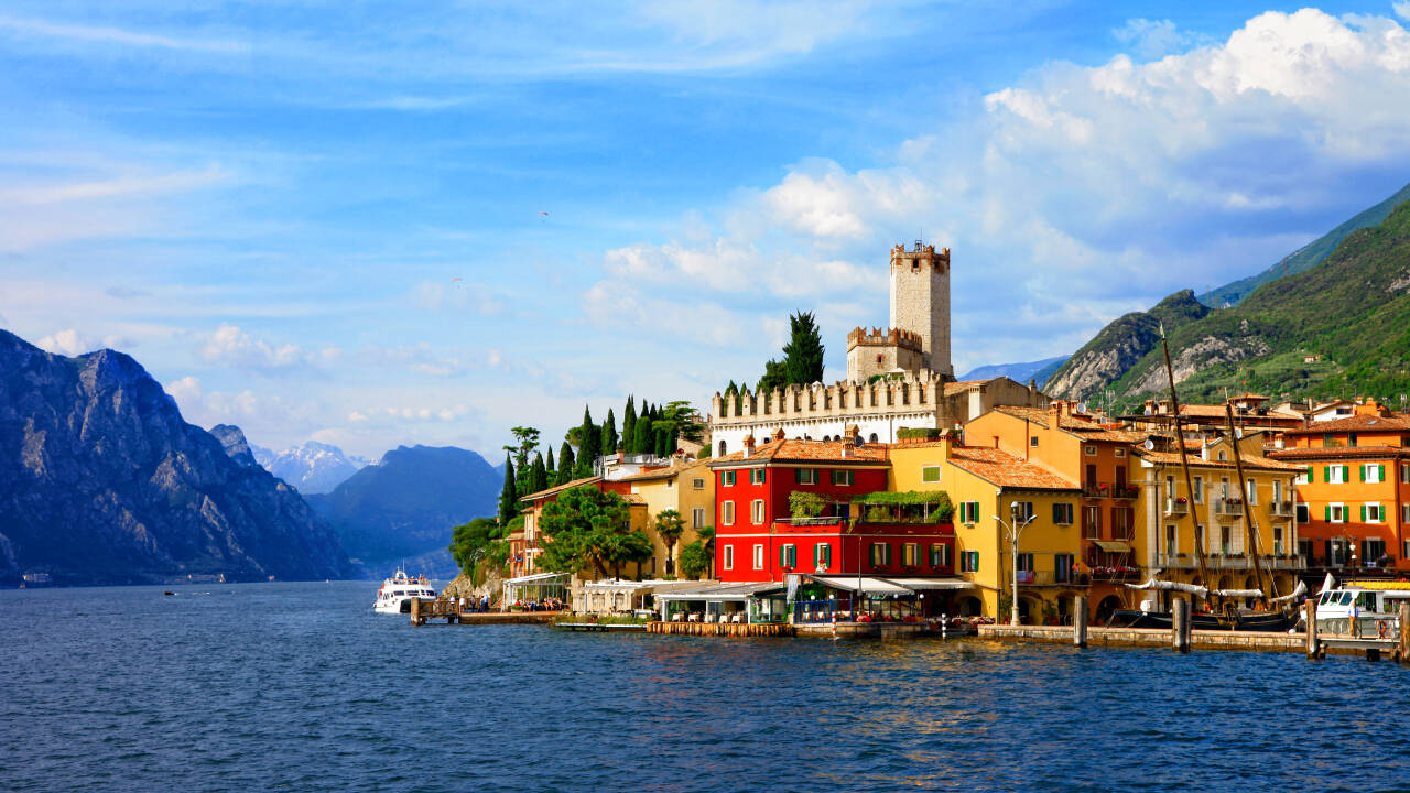 Tag på udlugt til en af de andre spændende byer ved Gardasøens bred, som f.eks. Malcesine, Gardola eller Trento.