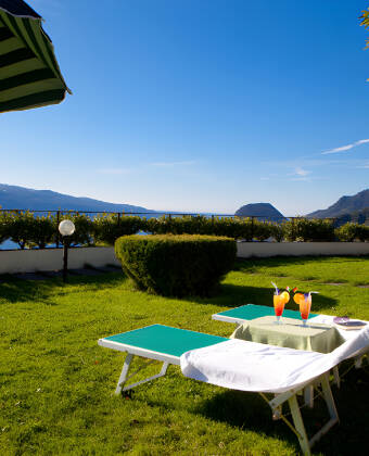 Nyt en drink i solstolene og beundre det vakre landskapet. Utsikten er storslagen!