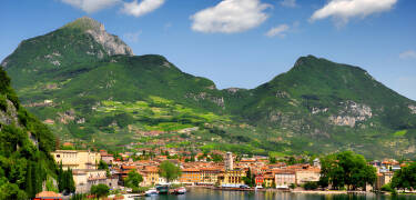 Rund um den Gardasee gibt es viele charmante Restaurants, Cafés, Geschäfte und historische Denkmäler.