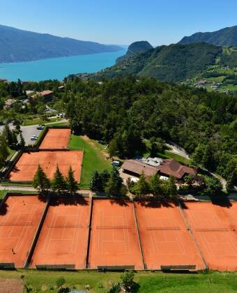 Unter den vielen sportlichen Aktivitäten gibt es Tennis. Das Hotel verfügt über zahlreiche Tennisplätze für Gäste.