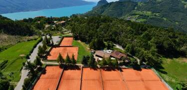Sports facilities are available at the hotel. For example, you can challenge each other to a game of tennis on one of the hotel's tennis courts.